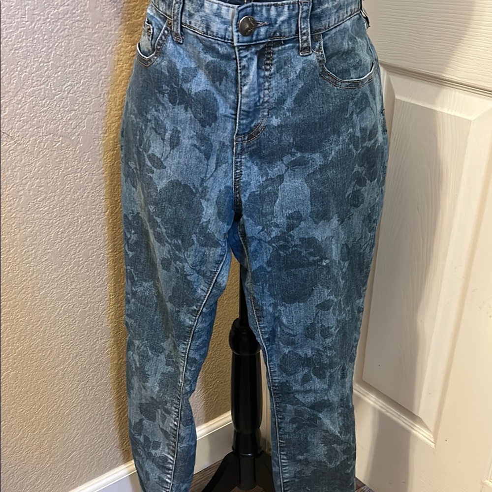 Free People style 61855-16515125 size 31 skinny ankle blue floral Denim Jeans